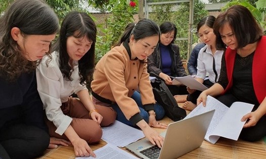 Thời gian qua, giáo viên hợp đồng ở Hà Nội đã gửi đơn kêu cứu đi nhiều nơi để mong có một chính sách nhân văn hơn với thầy cô. Ảnh: Bình Minh