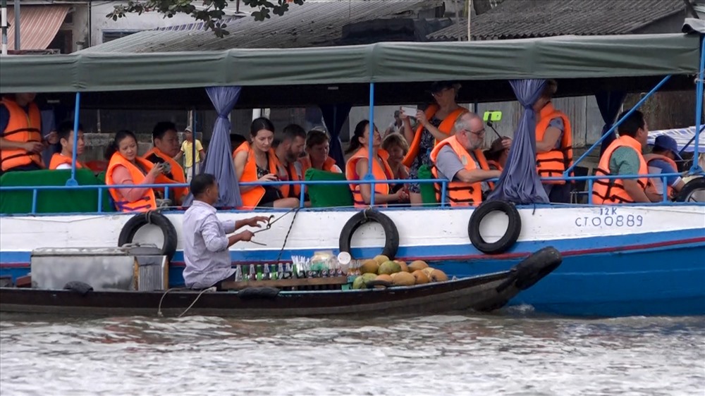 Du khách nước ngoài thăm quan chợ nổi Cái Răng. Ảnh: Thành Nhân.