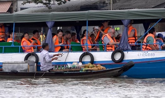 Du khách nước ngoài thăm quan chợ nổi Cái Răng. Ảnh: Thành Nhân.