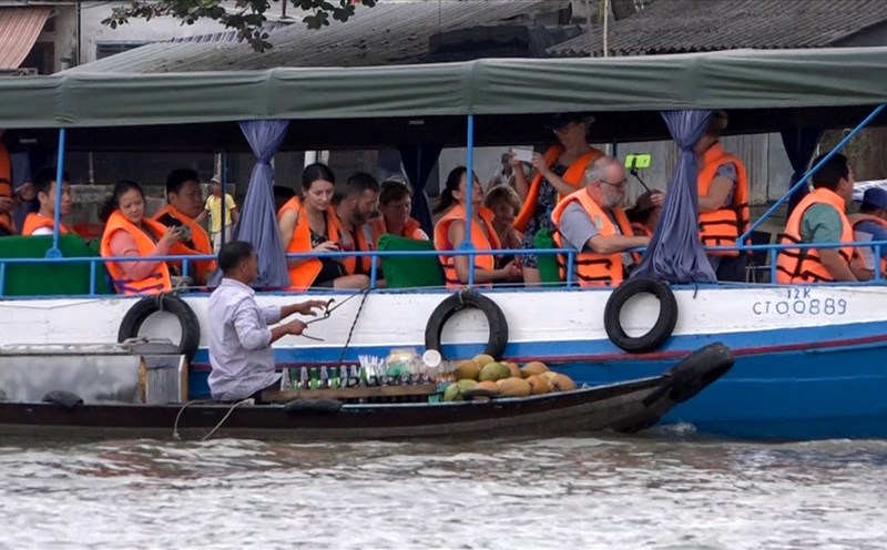 Du khách nước ngoài thăm quan chợ nổi Cái Răng. Ảnh: Thành Nhân.