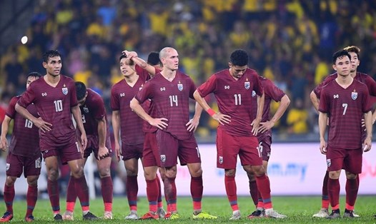 Tuyển Thái Lan thua ngược Malaysia trên sân Bukit Jalil, qua đó rơi xuống vị trí thứ 2 tại bảng G. Ảnh: FAT