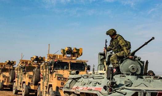 Phương tiện quân sự của Nga, Thổ Nhĩ Kỳ tuần tra chung ở biên giới Syria. Ảnh: AFP.