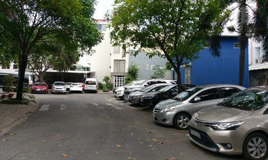 Tại chung cư Trường Sa (quận Bình Thạnh, TPHCM), ôtô để riêng ở phần diện tích công cộng quanh chung cư. Ảnh: MINH QUÂN