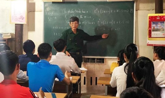 Ông Nguyễn Viết Học 12 năm dạy miễn phí cho học sinh nghèo. Ảnh: TQ
