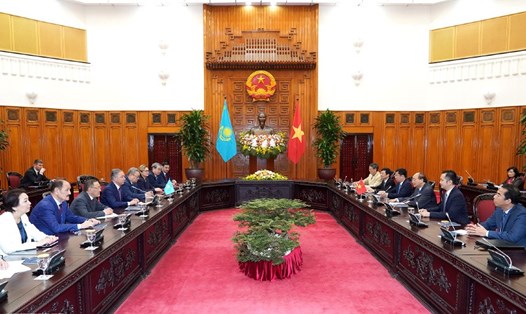 Thủ tướng Nguyễn Xuân Phúc hội kiến với Chủ tịch Hạ viện Kazakhstan Nurlan Nigmatulin. Ảnh: VGP