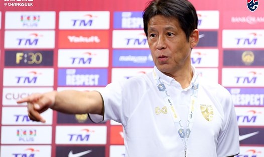 HLV Akira Nishino tỏ ra không hài lòng với các học trò sau trận thua ngược 1-2 trước Malaysia. Ảnh: FAT