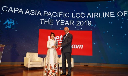 Tổng Giám đốc Vietjet Nguyễn Thị Phương Thảo (trái) nhận giải thưởng "Hãng hàng không chi phí thấp của năm tại khu vực châu Á - Thái Bình Dương" được trao bởi Chủ tịch danh dự CAPA Ông Peter Harbison.