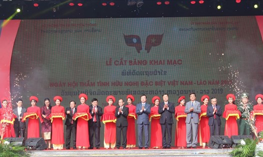 Ban tổ chức cắt băng khai trương ngày hội tình hữu nghị Việt - Lào. Ảnh: PV
