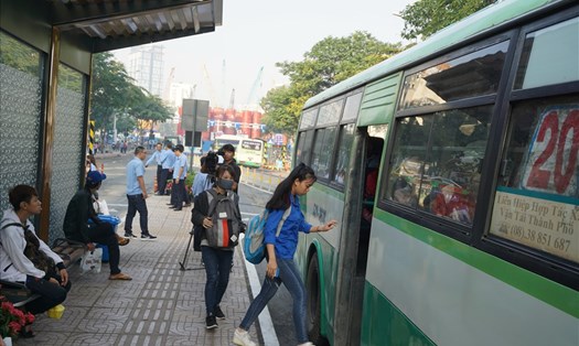 Hành khách đón xe buýt tại trạm trung chuyển trên đường Hàm Nghi (quận 1).  Ảnh: M.Q
