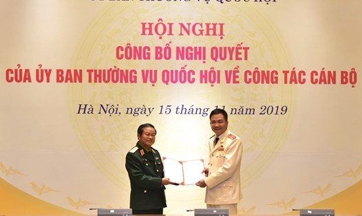 Phó Chủ tịch Quốc hội Đỗ Bá Tỵ trao Nghị quyết cho Thiếu tướng Nguyễn Minh Đức