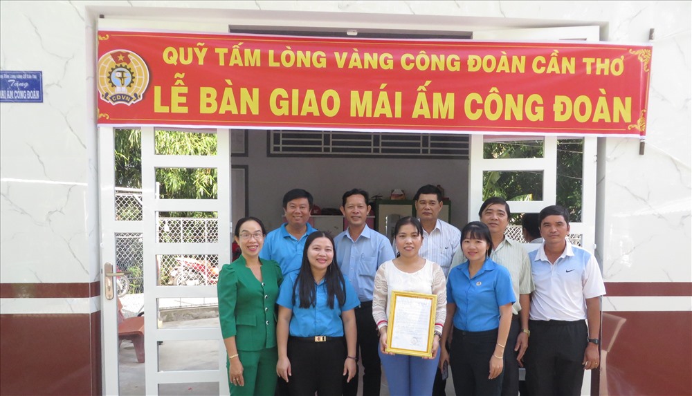 LĐLĐ TP.Cần Thơ trao mái ấm công đoàn cho cô Lý Thị Ngọc Châu là đoàn viên CĐCS Trường tiểu học Trần Phú. Ảnh: Thanh Nhàn.