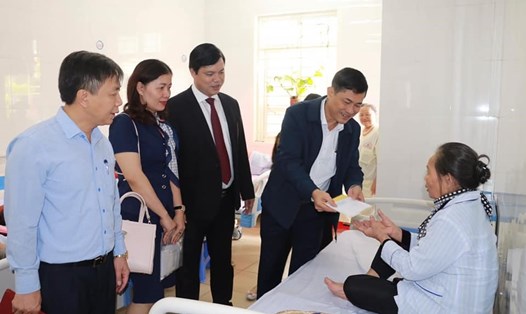 Giám đốc Sở GDĐT Nghệ An - ông Thái Văn Thành thăm hỏi, động viên nhà giáo đang điều trị tại bệnh viện. Ảnh: PV