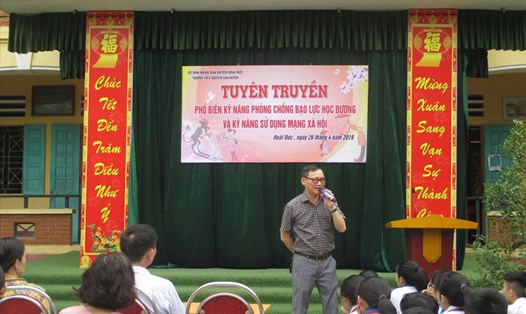 Một buổi sinh hoạt hướng dẫn học sinh cách sử dụng mạng xã hội hiệu quả và đúng pháp luật của thầy và trò trường THCS Nguyễn Văn Huyên (Hoài Đức - Hà Nội).