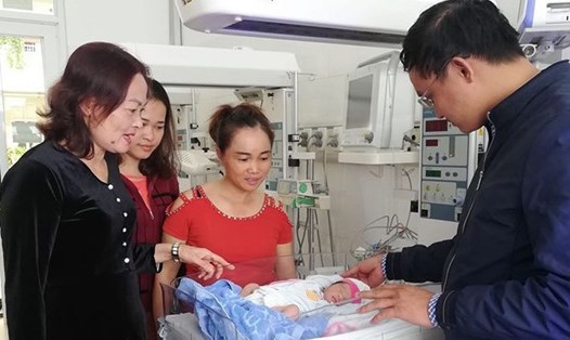 Chị Hương được các bác sĩ chỉ định mổ cấp cứu lấy thai là bé trai nặng hơn 2kg. Ảnh: PV