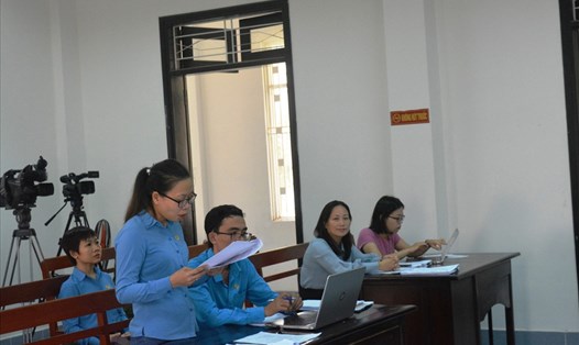 Cán bộ Công đoàn Đà Nẵng tại phiên toà xét xử vụ án lao động tranh chấp tiền lương và BHXH đối với Công ty TNHH MTV TBO Vina được công nhân lao động uỷ quyền đại diện.