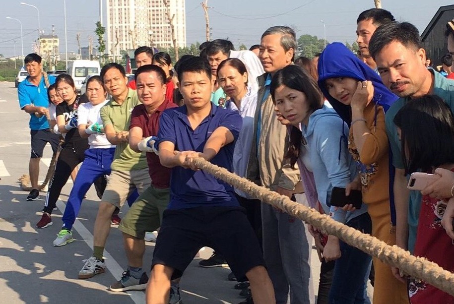 Các vận động viên tranh tài Kéo co