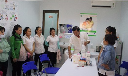Các bác sĩ tư vấn cho nữ công nhân lao động Công ty may Tiến Thuận đang nuôi con nhỏ sử dụng phòng vắt, trữ sữa mẹ cho con. Ảnh: X.HẠNH