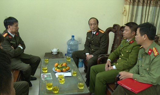 Đại diện lãnh đạo Công an tỉnh Thái Bình thăm hỏi, động viên Thiếu tá Đỗ Đặng Trung. Ảnh Công an tỉnh Thái Bình