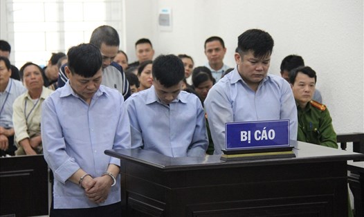 Các bị cáo (áo xanh) tại phiên tòa sơ thẩm.