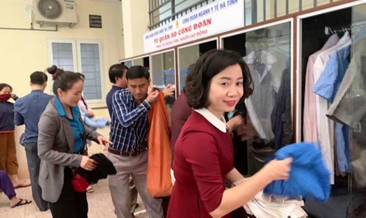Tủ quần áo từ thiện mà Công đoàn Viên chức và Công đoàn ngành Y tế Hà Tĩnh ra mắt tại Bệnh viện đa khoa tỉnh Hà Tĩnh. Ảnh: CĐ