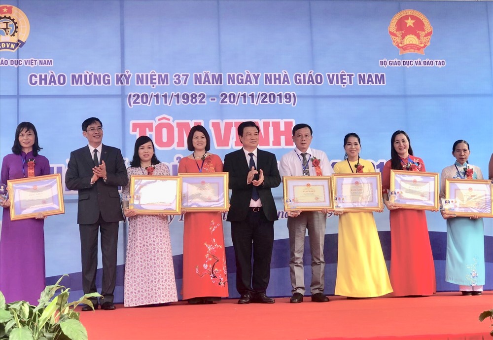 Đại diện lãnh đạo Bộ Giáo dục Đào tạo và Công đoàn Giáo dục Việt Nam tặng bằng khen cho các thầy cô giáo tiêu biểu. Ảnh: Lan Dịu