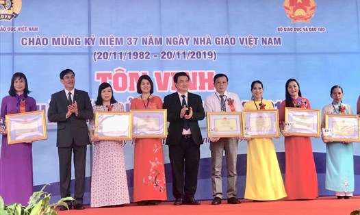 Đại diện lãnh đạo Bộ Giáo dục Đào tạo và Công đoàn Giáo dục Việt Nam tặng bằng khen cho các thầy cô giáo tiêu biểu. Ảnh: Lan Dịu