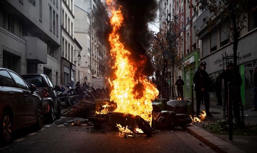 Người biểu tình đốt phá ở Paris hôm 16.11, đánh dấu 1 năm phong trào Áo vàng. Ảnh: ZumaPress