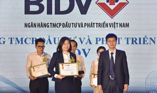 Bà Nguyễn Thị Kim Phượng, Phó Giám đốc Ban Khách hàng doanh nghiệp nhỏ và vừa, đại diện BIDV nhận giải thưởng “Tin & Dùng Việt Nam 2019” cho dịch vụ Thu hộ học phí.