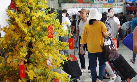 Hành khách đi lại trong bến xe Miền Đông dịp Tết nguyên đán 2019. Ảnh: Minh Quân