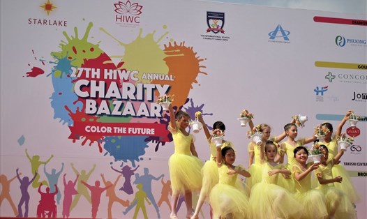 Phần biểu diễn của học sinh các trường quốc tế ở Hà Nội tại hội chợ từ thiện năm 2019 do Hội Phụ nữ quốc tế ở Hà Nội tổ chức. Ảnh: L.Q.V