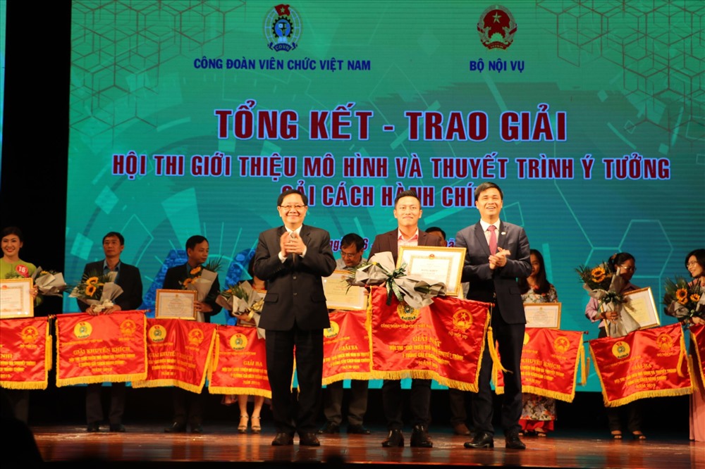 Đồng chí Lê Vĩnh Tân - Ủy viên Ban Chấp hành Trung ương Đảng, Bộ trưởng Bộ Nội vụ và đồng chí Ngọ Duy Hiểu - Phó Chủ tịch Tổng Liên đoàn Lao động Việt Nam, Chủ tịch Công đoàn Viên chức Việt Nam, Trưởng Ban Tổ chức Hội thi trao giải Nhất cho đội Công đoàn Văn phòng Chính phủ.