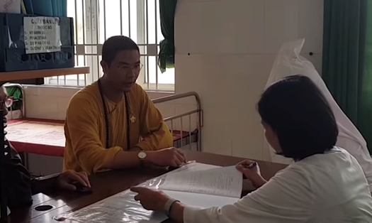 Chùa Sắc Tứ Khải Đoan đã đưa ông Lê Văn Thành đi điều trị tại Bệnh viện tâm thần Đắk Lắk. Ảnh: LX