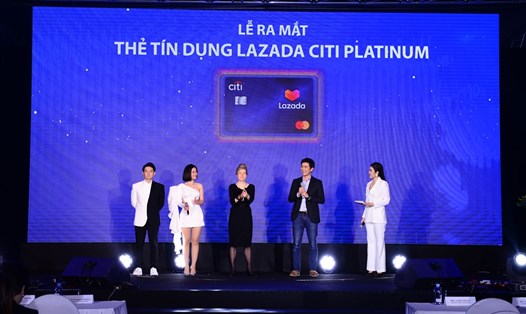 Đông Nhi và ông Cao Thắng trở thành khách hàng đầu tiên mở thẻ tín dụng Lazada Citi Platinum.