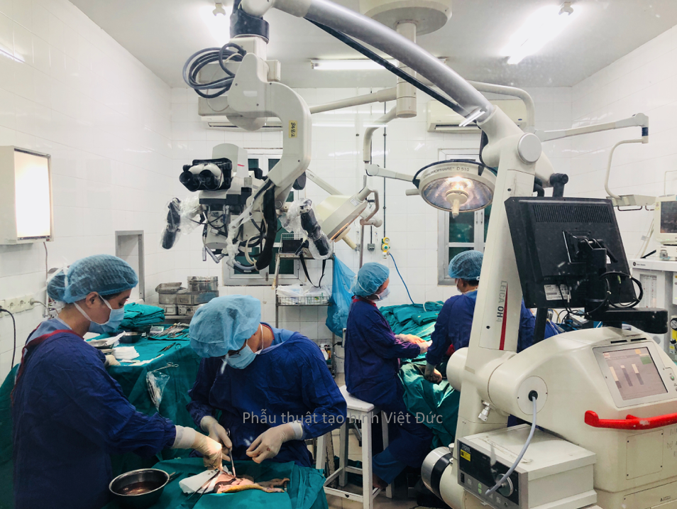 Các bác sĩ thực hiện ca phẫu thuật. Ảnh do BV cung cấp