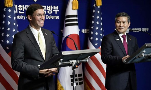 Bộ trưởng Quốc phòng Mỹ Mark Esper (trái) trong cuộc họp báo chung với Bộ trưởng Quốc phòng Hàn Quốc Jeong Kyeong-doo ngày 15.11.2019. Ảnh: N.N