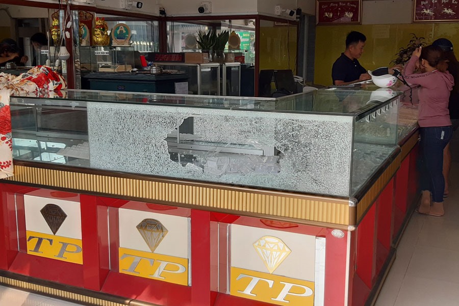 Đối tượng cướp đập tủ kính và lấy đi khoảng 8 lượng vàng tại tiệm vàng Thông Phương. Ảnh PV
