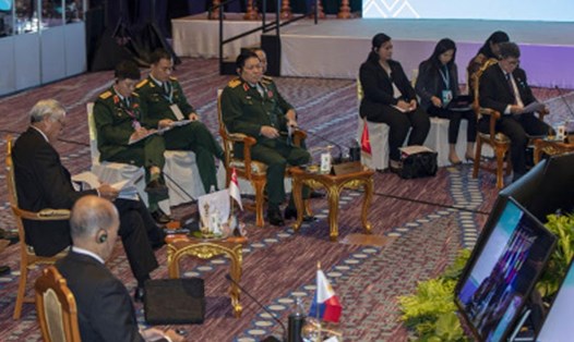 Bộ trưởng Quốc phòng Ngô Xuân Lịch dự Hội nghị ADMM Retreat ngày 17.11 tại Bangkok. Ảnh: AP