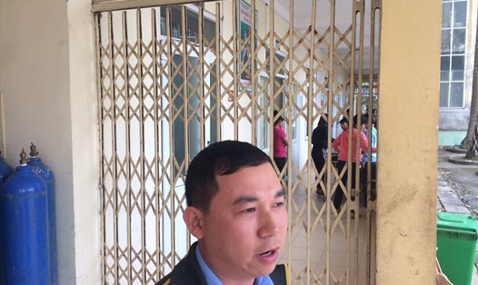 Người đàn ông này đã đóng cửa xếp hai bên hành lang lại để không cho phóng viên vào tiếp xúc với các công nhân đang điều trị tại Trung tâm.