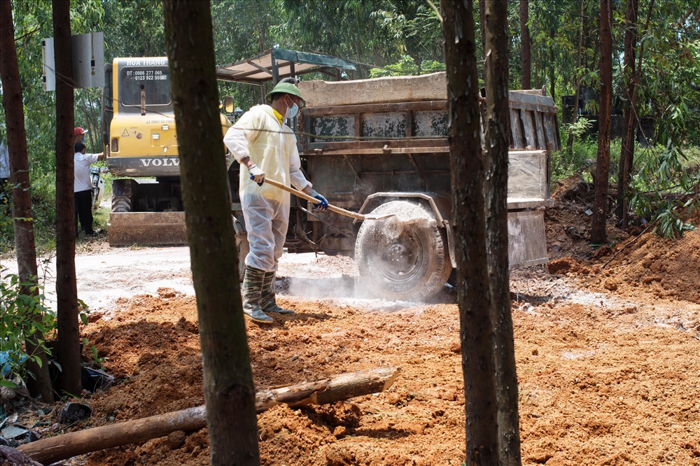Chăn nuôi an toàn sinh học, thường xuyên tiêu độc khử trùng là biện pháp hữu hiệu để khống chế dịch tả lợn Châu Phi. Ảnh: Kh.V
