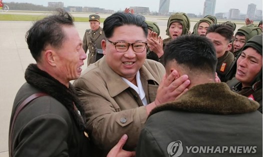 Nhà lãnh đạo Kim Jong-un động viên chiến sĩ sau buổi huấn luyện nhảy dù. Ảnh: Yonhap chụp màn hình KCTV ngày 18.11.2019.