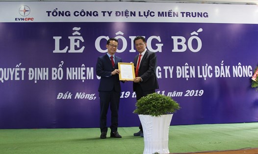 Ông Nguyễn Ngọc Ánh (bên trái) được bổ nhiệm giữ chức Giám đốc Cty Điện lực Đắk Nông. Ảnh: HL