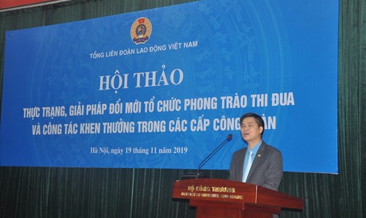 Phó Chủ tịch Tổng Liên đoàn Lao động Việt Nam Ngọ Duy Hiểu phát biểu tại hội thảo.
