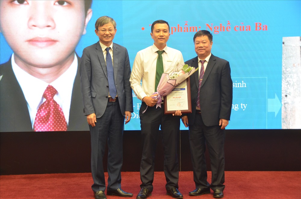 Lãnh đạo Tập đoàn Điện lực Việt Nam và Công đoàn Điện lực Việt Nam trao phần thưởng cho tác giả đạt giải cao tại cuộc thi. Ảnh: Trương Hưng