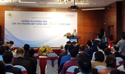 Chủ tịch Hiệp hội Bất động sản Nguyễn Trần Nam phát biểu đề dẫn Toạ đàm.