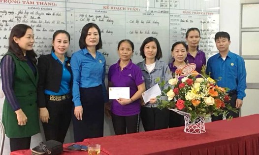 Lãnh đạo LĐLĐ TP. Hà Tĩnh trao quà cho các giáo viên có hoàn cảnh khó khăn. Ảnh: CĐ