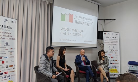 Đại sứ Italia tại Việt Nam (thứ 2 từ phải sang) và chuyên gia ẩm thực Italia (thứ ba từ phải sang) tại cuộc họp báo. Ảnh: Linh Chi.