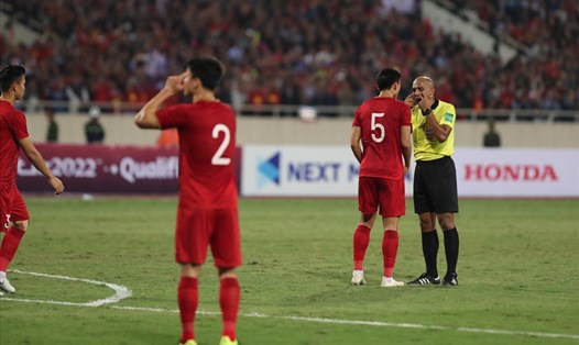 Trọng tài Ahmed Al-Kaf  thổi phạt Văn Hậu và không công nhận bàn thắng hợp lệ cho tuyển Việt Nam. Ảnh: Sơn Tùng