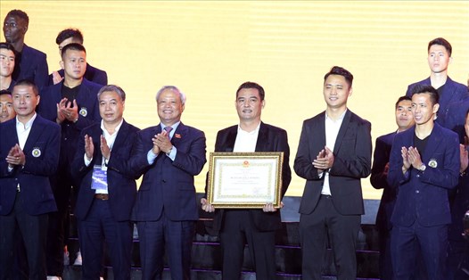 Câu lạc bộ nhận Huân chương Lao động hạng Ba do Phó Chủ tịch Quốc hội Uông Chu Lưu trao tặng. Ảnh: ĐÔNG ĐÔNG