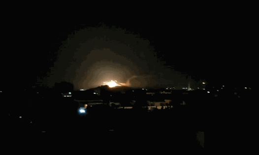 Cầu lửa ở Damascus trong cuộc không kích của Israel. Nguồn: SANA