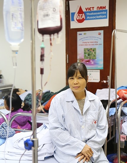 Giờ đây cả cuộc đời chị Nụ phải gắn với việc truyền máu và thải sắt. Ảnh: Công Thắng.